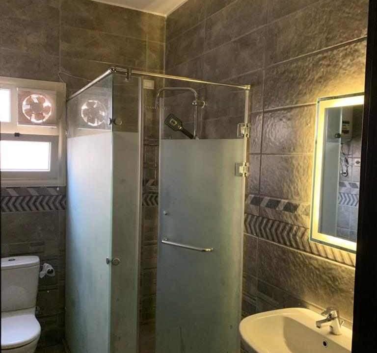 EL Yamine Bathroom 2